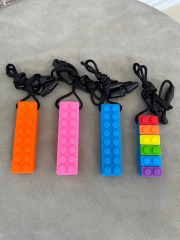 Colar Mordedor Sensorial Autismo Tdha = Lego Colorido Silicone em Promoção  na Americanas