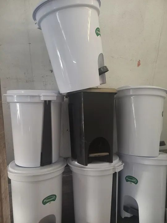 Lixeira com pedal 30 litros