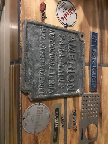 9 Placas e logos antigos metal frio