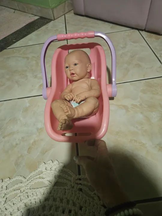 Boneca Reborn Realista com bebê conforto  - Foto 2