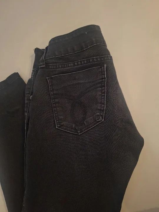 Calça jeans Calvin Klein preta - Foto 2