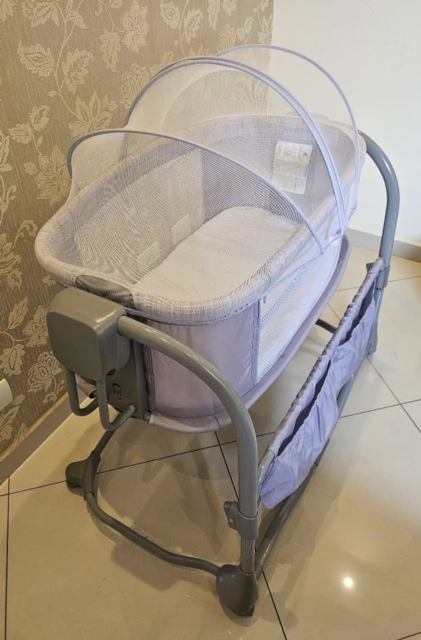 Berço balanço automático com Bluetooth Mastela 3x1 na cor cinza. - Foto 2