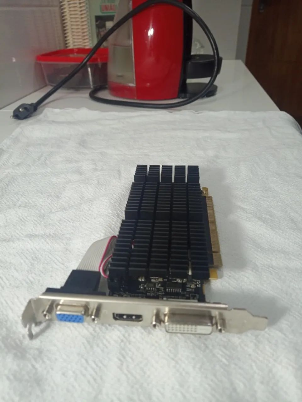 AMD Radeon R5 220 AFR5220-2048D3L9-V2 USADA - Foto 2