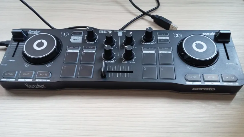 Controladora DJ Hercules Starlight - semi-nova, impecável!