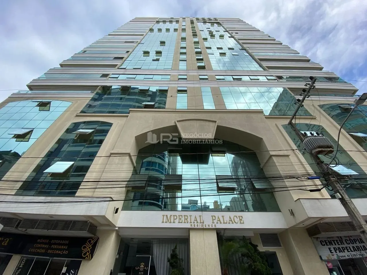 APARTAMENTO ALTO PADRÃO 05 SUÍTES PRÓXIMO AO MAR