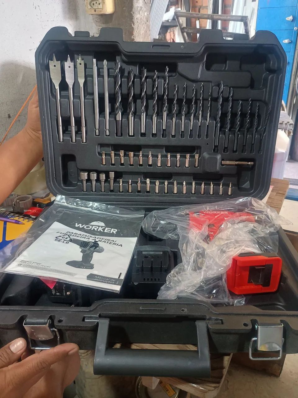 Furadeira e Parafusadeira a Bateria 12V Bivolt - Kit 50 Peças - Foto 2