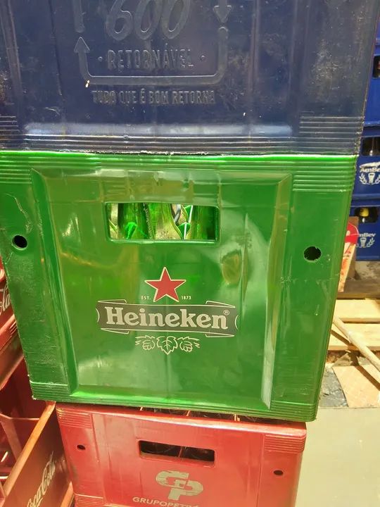 Vendo 2 cxs de Vasilhames Vazios de Heineken 600 ml - Foto 3