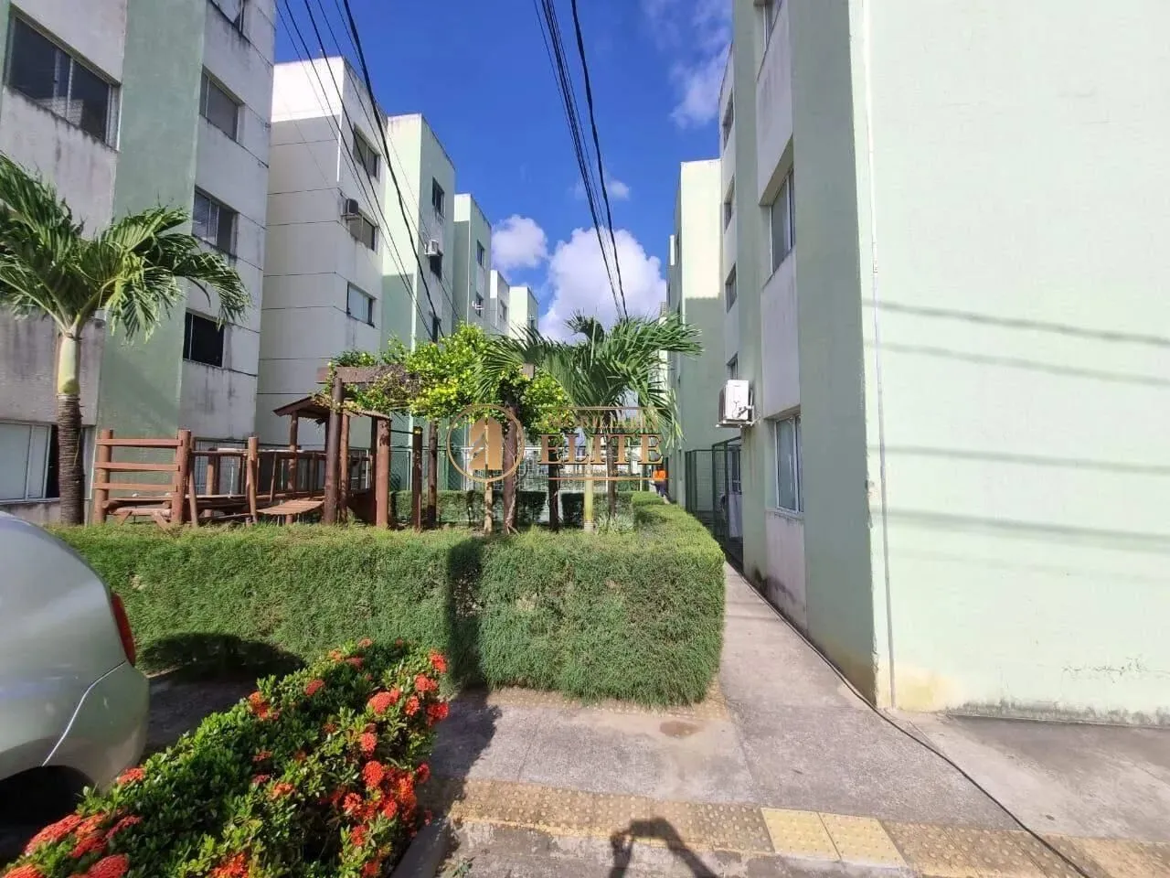 Apartamento Duplex com 2/4, sala de estar e varanda