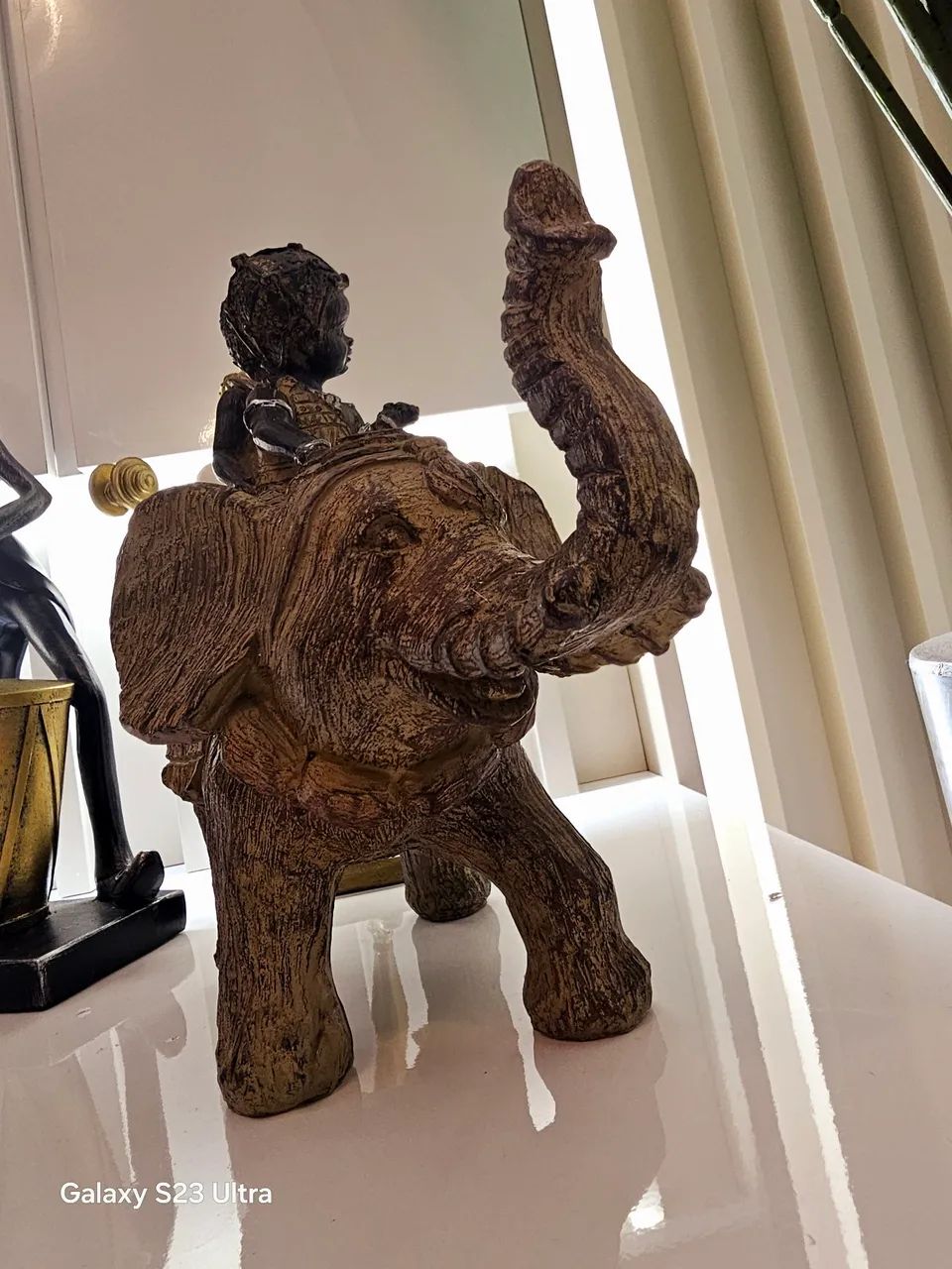 Linda Escultura de Elefante em Resina C/Duas Crianças Esculpida a mão! - Foto 3