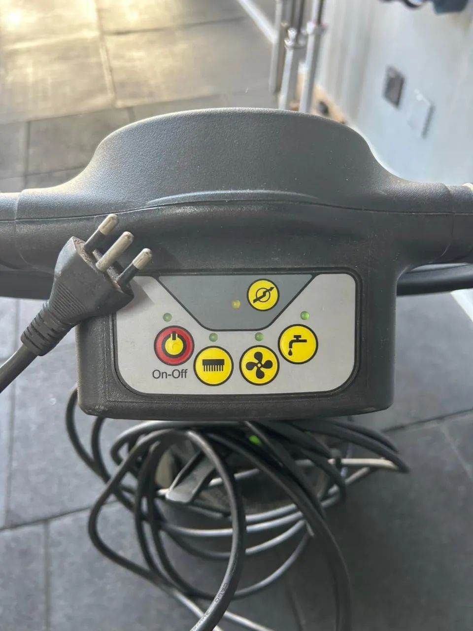 Lavadora Alta Pressão de Pisos - Eficiência e Potência - Foto 2