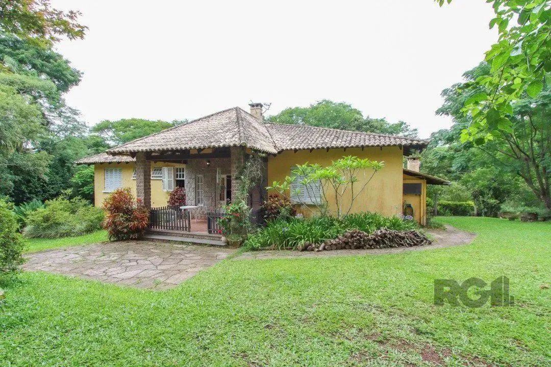 Em terreno com 7.320m², lindo sobrado com 302m² de área construída, a poucos metros da Est