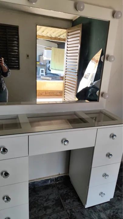 Penteadeira branca com espelho e gavetas