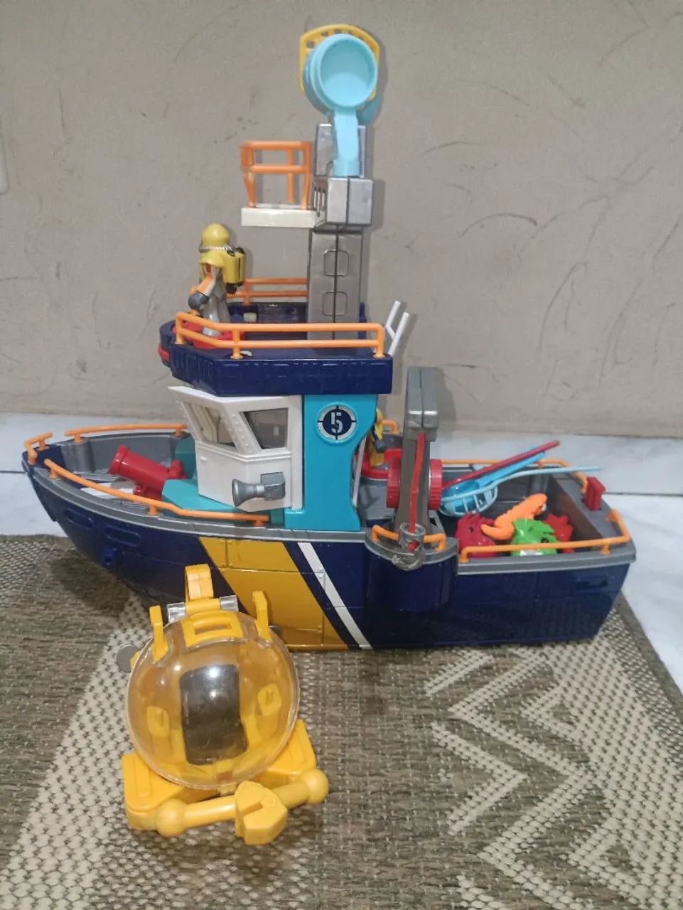 Barco de brinquedo com submarino
