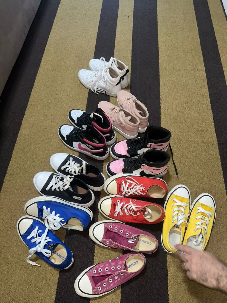 Coleção de tênis variados (Converse, Adidas, etc.)