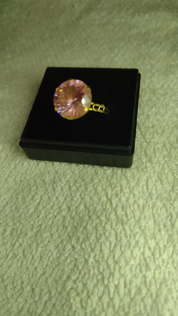 Anel de ouro com pedra rosa