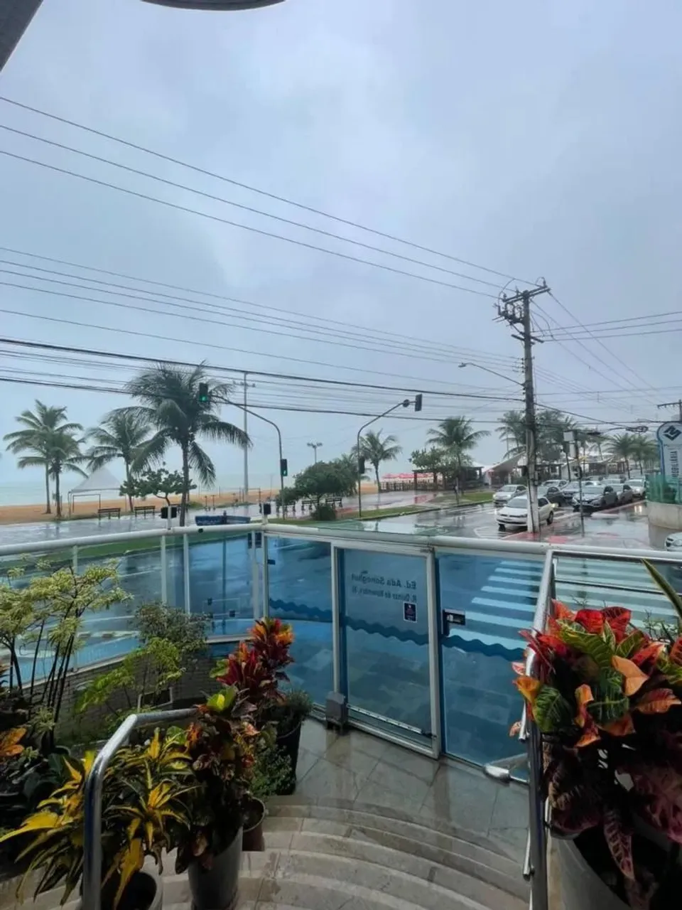 Alugo apartamento de 2 quartos, frente para praia. ,