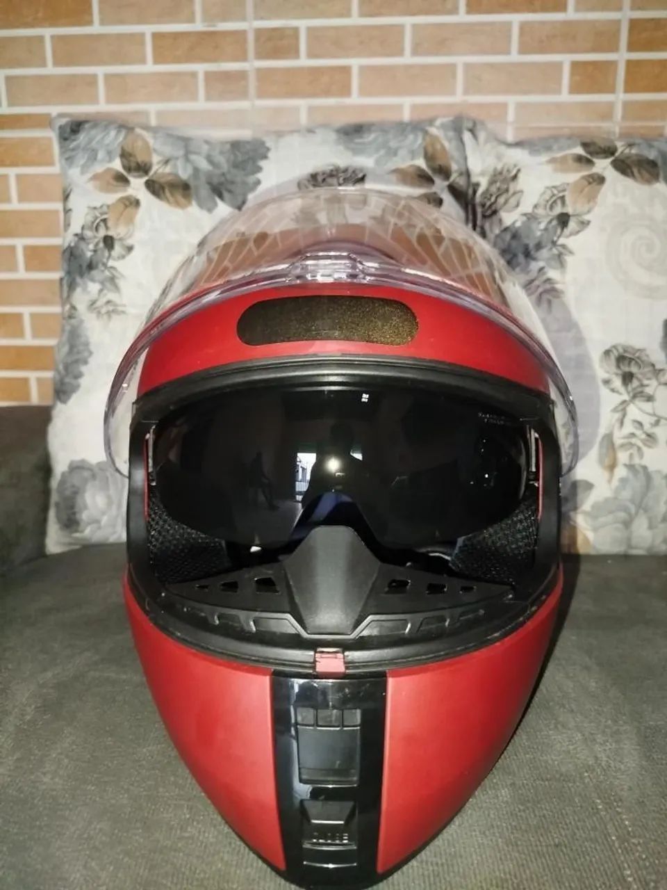 Capacete Vermelho Fosco Com Visor Escuro.