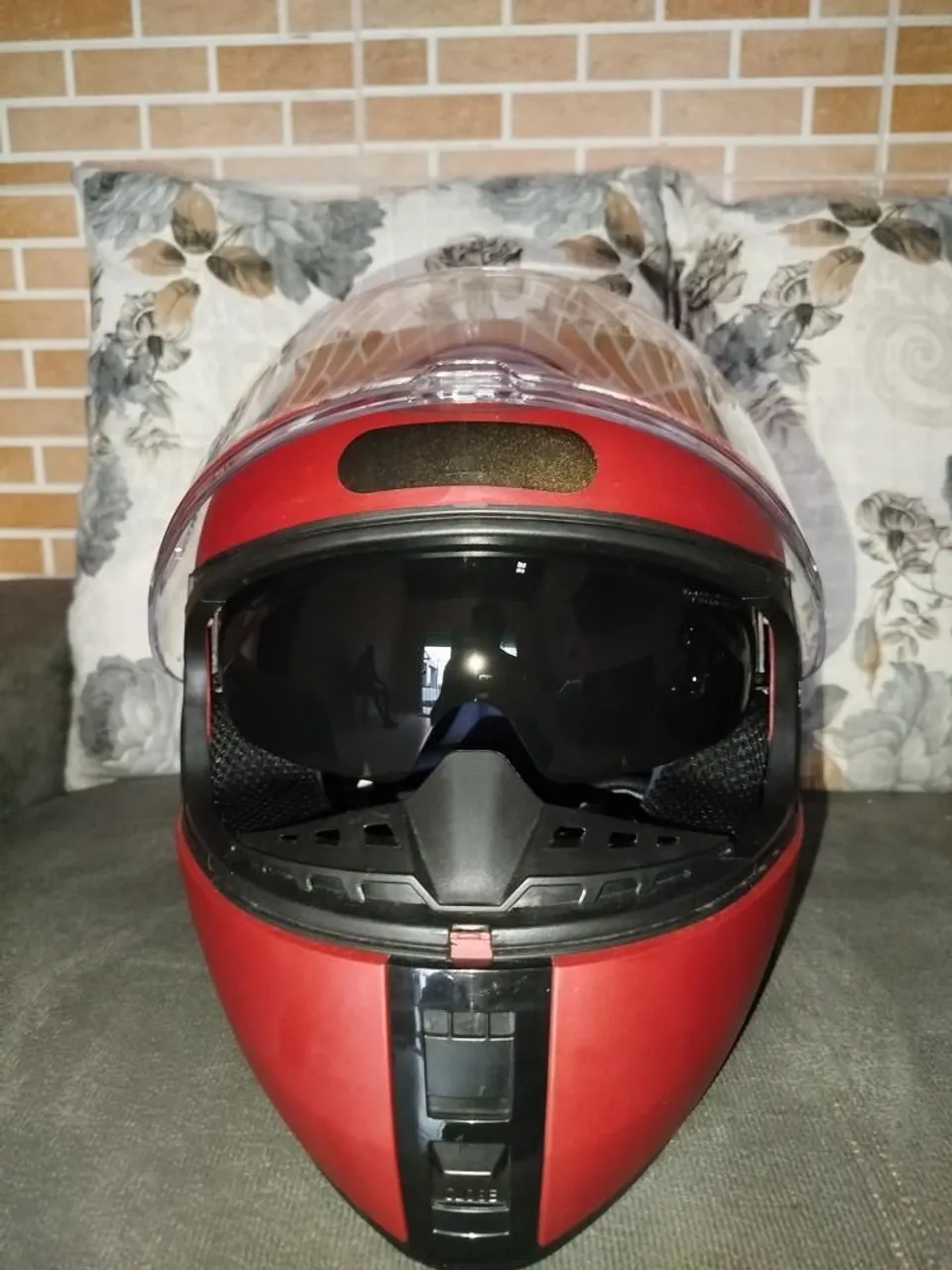 Capacete Vermelho Fosco Com Visor Escuro.