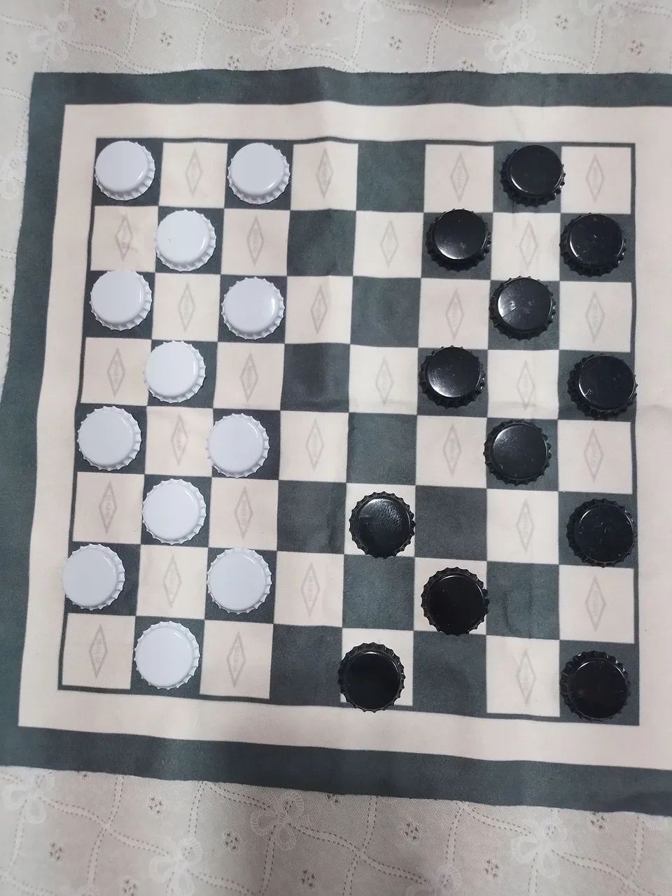 Jogo de damas com peças de tampinhas  - Foto 3