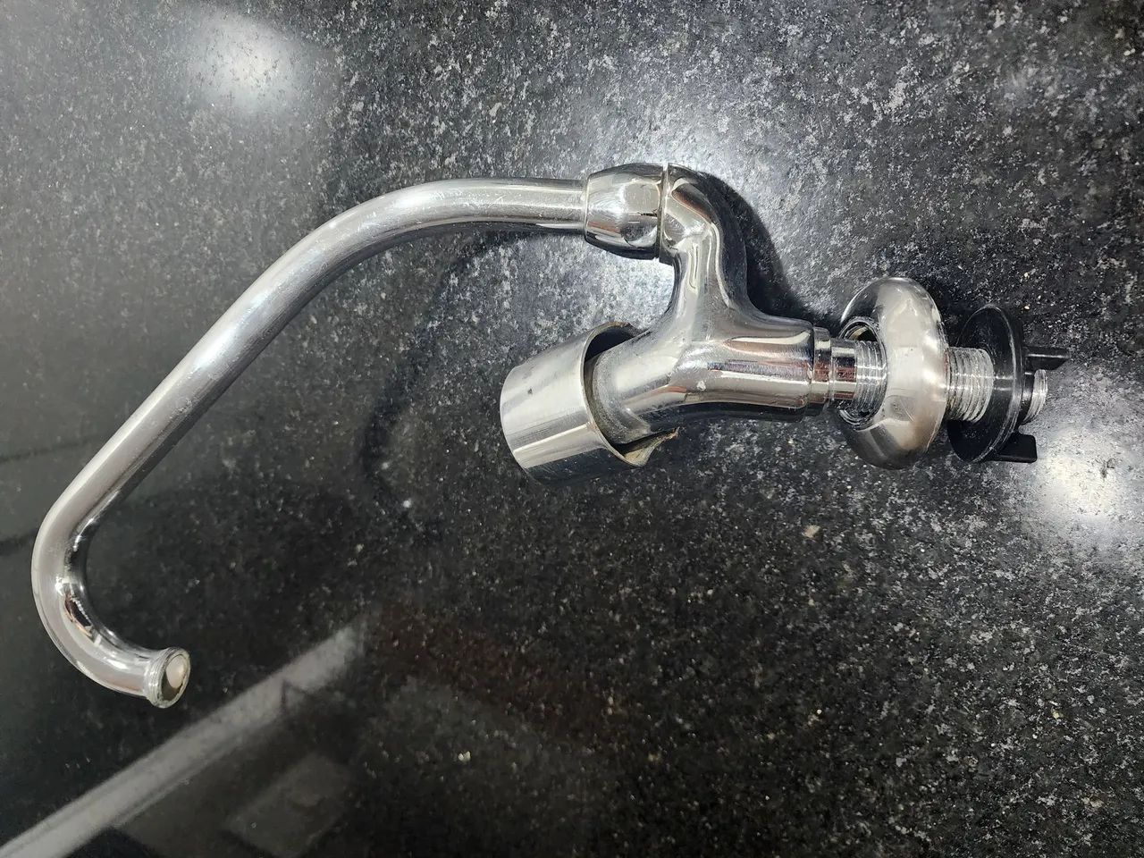 Torneira de Aço bica alta para cozinha ou pia de varanda - Foto 3