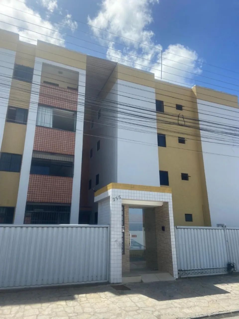 Excelente apartamento térro com 3qts à duas quadras da principla