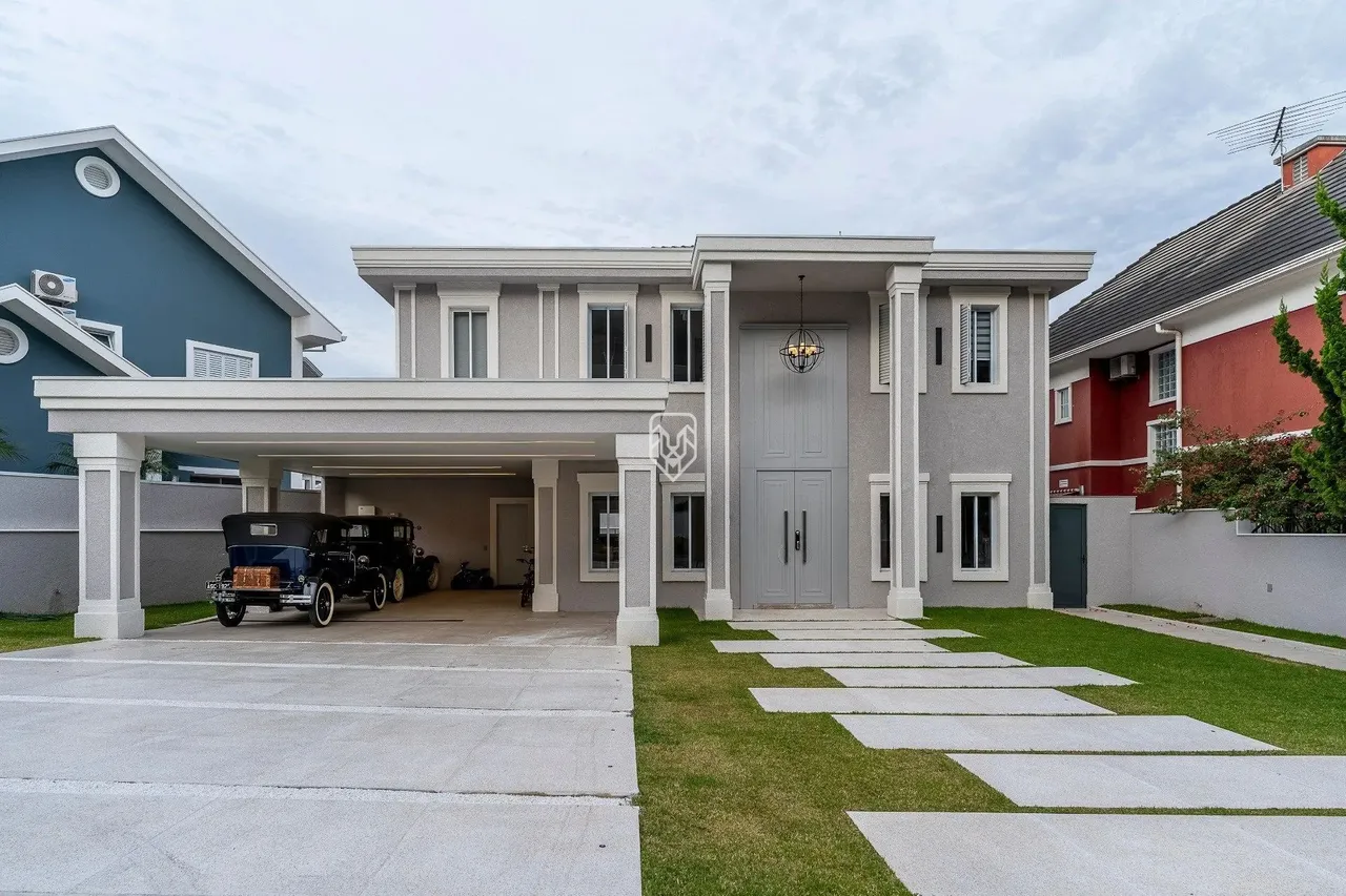 Casa em Condomínio, 04 Suítes, 06 Vagas, Espaço Gourmet com Churrasqueira, Curitiba.