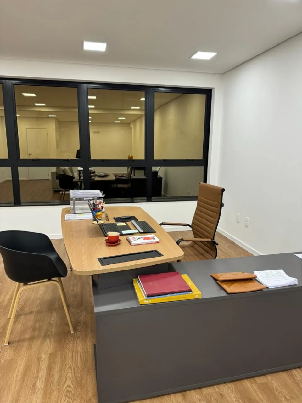 Mesa de escritório em L e cadeira giratória