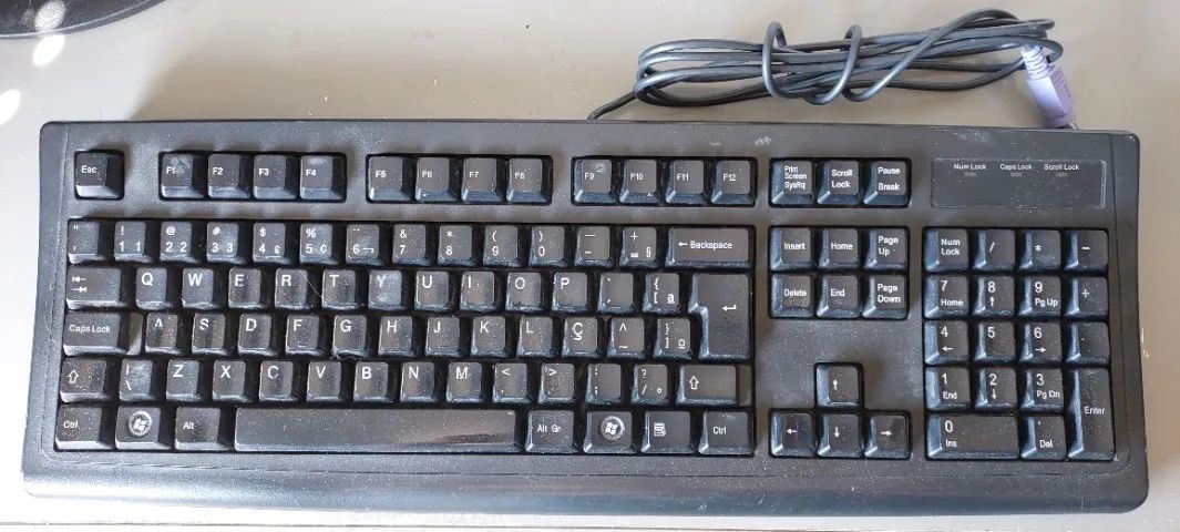 2 teclados pretos