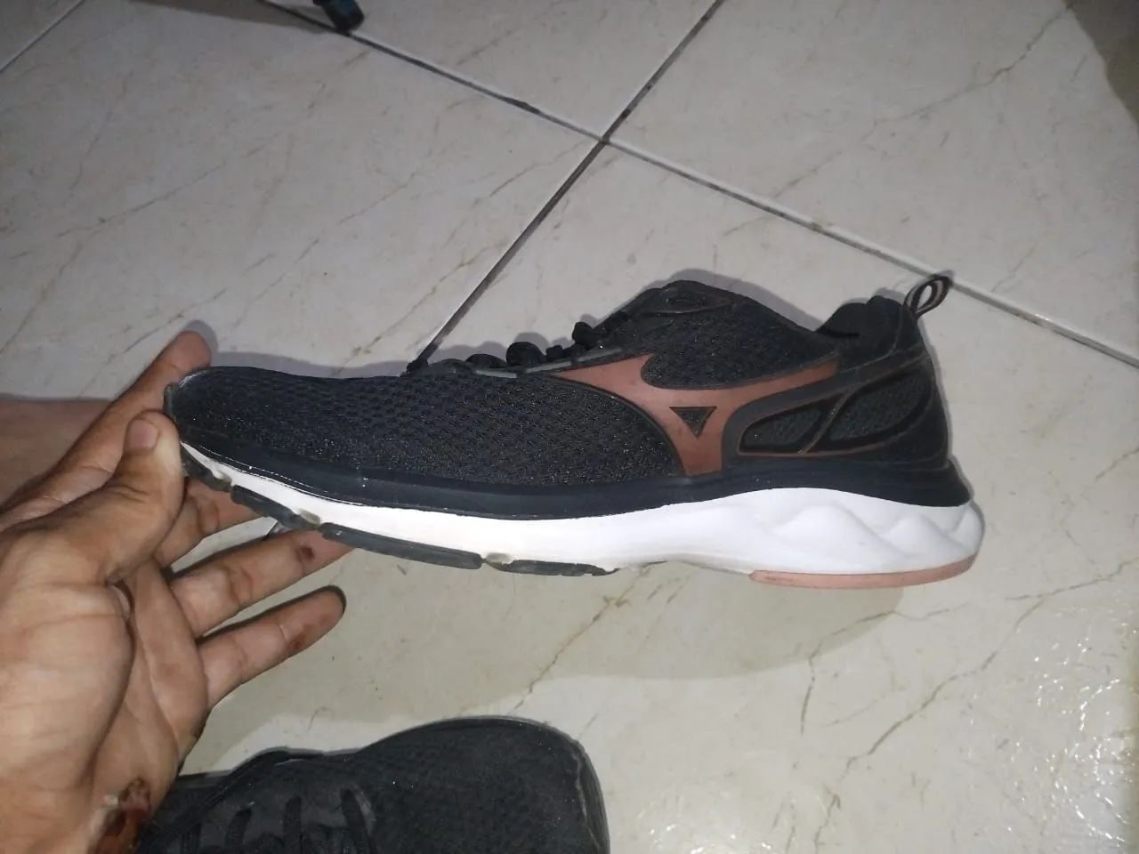 Tênis Mizuno Wave Rider 25 - Preto com Detalhes Dourados - Foto 5