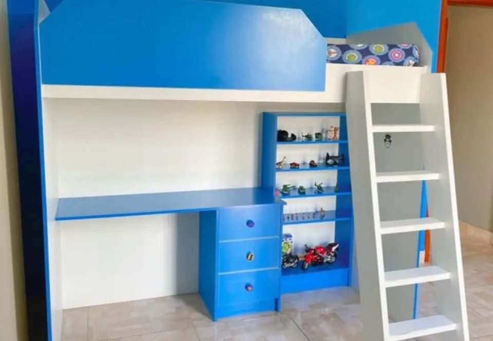 Cama beliche com escrivaninha e armário - Azul