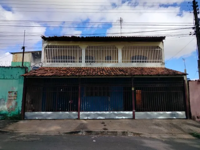 Aluga-se Sobrado Reformado de 200mt útil com 5 Quartos e 2 Vagas