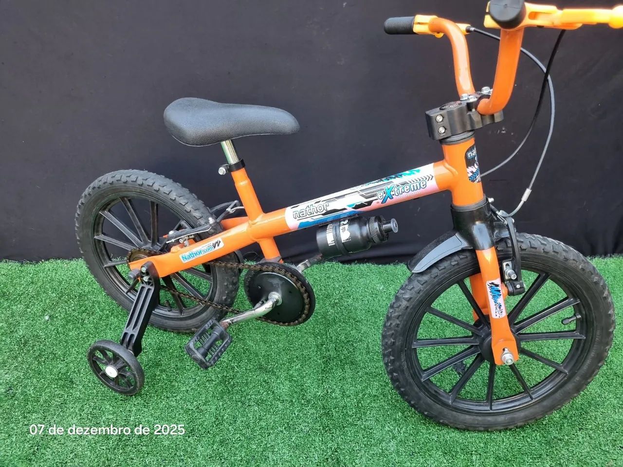 Bicicleta laranja infantil com rodinhas