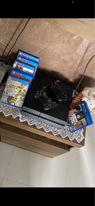 Playstation 4 com jogos e controles