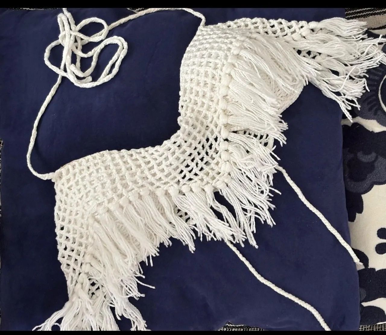 Biquíni de Crochê Branco com Detalhes de Franja - Foto 3