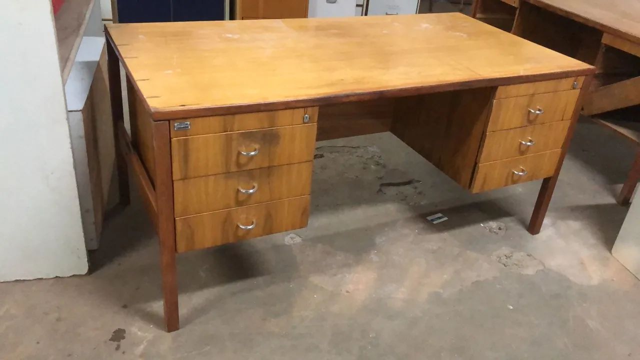 Mesa em madeira maciça para escritório 