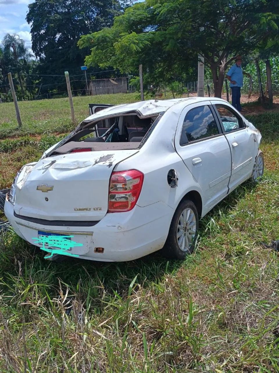 Carro batido para tirar peças