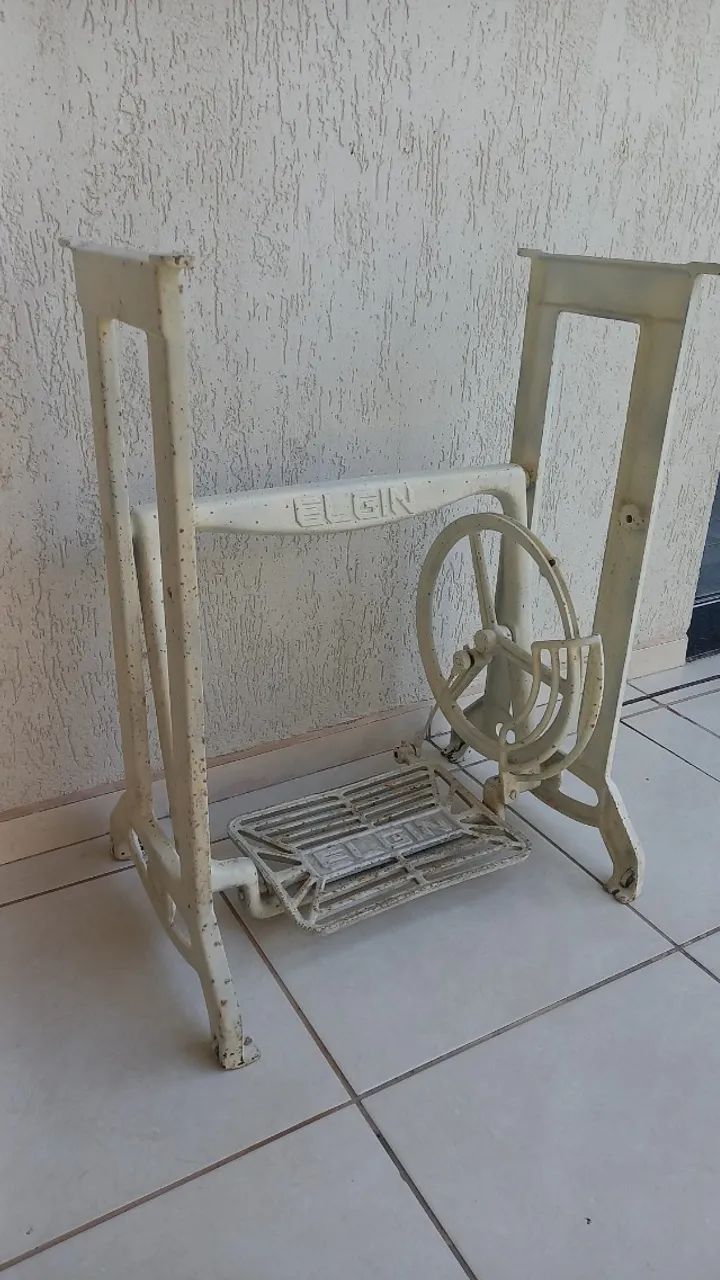 Base de máquina de costura antiga. - Foto 3