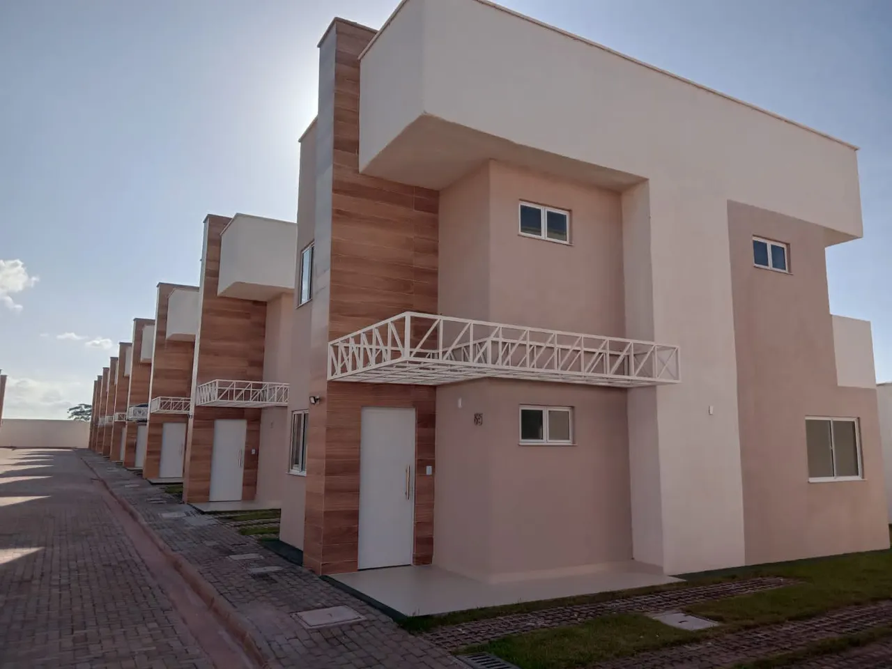 Casa com três quartos e quintal no condomínio Gran Vitta.