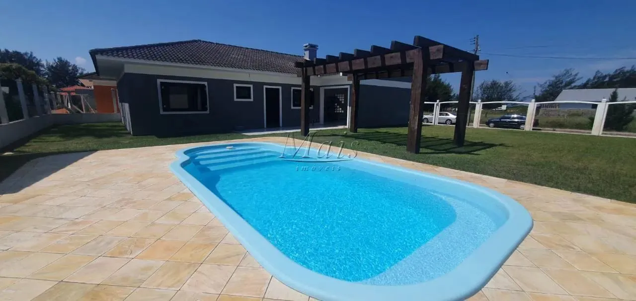 Casa com dois terrenos, na praia de Noiva do Mar.