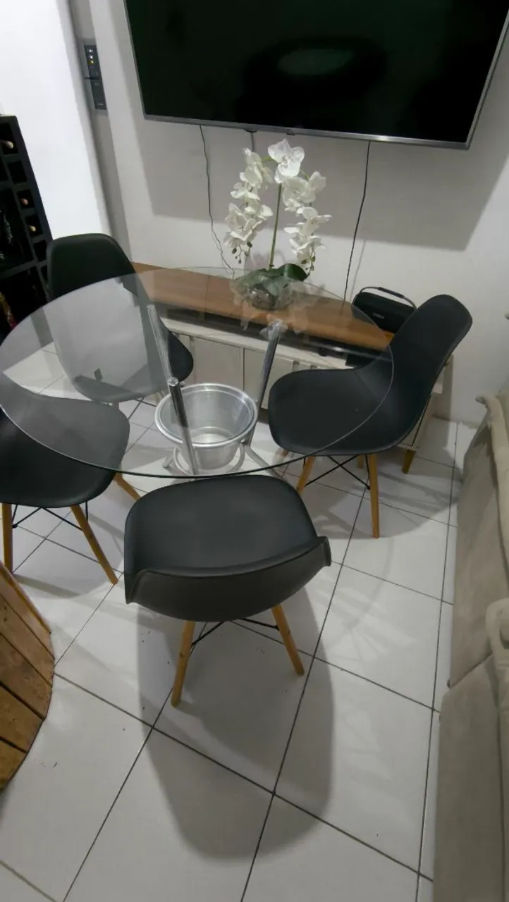 Mesa de Jantar com Tampo de Vidro e 4 Cadeiras