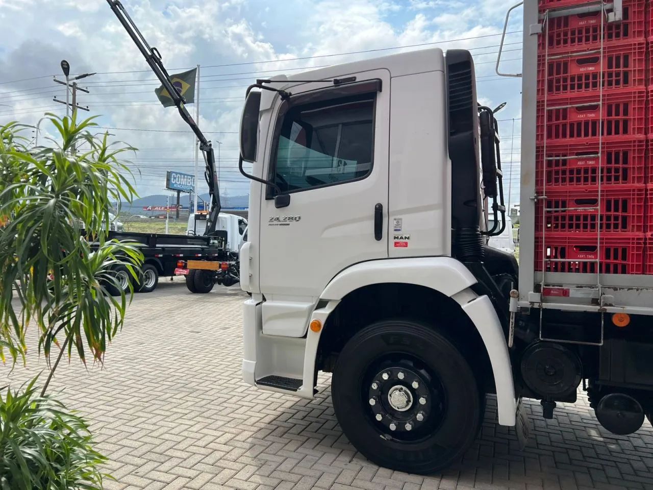  Volkswagen Constellation 24-280 Truck 6x2 Carroceria Frango e Aves  2013 - Foto 5