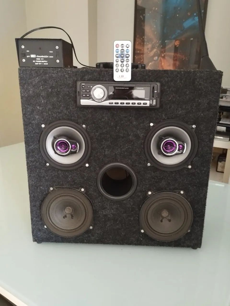 Caixa de som customizada com rádio.