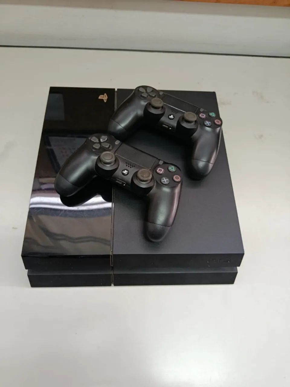 PS4 Base com 2 controles e 4 jogos - Foto 2