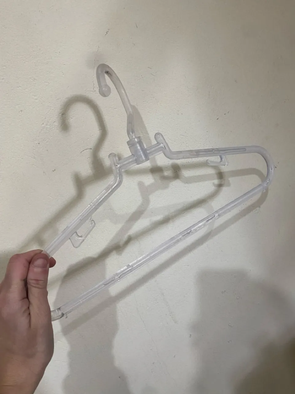 Cabide de plástico transparente
