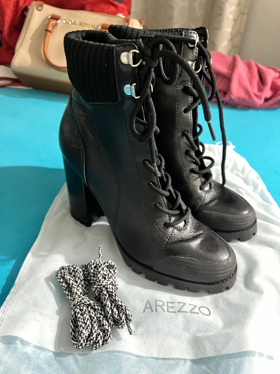 Bota Arezzo Preta com Cadarços Adicionais