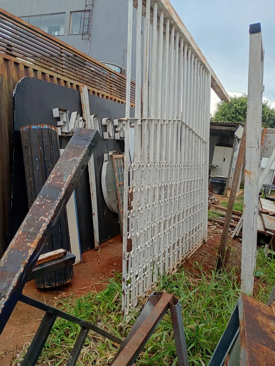 Portão de correr, mais portão de pedestre + grades , era de  lote 10 metros de frente. - Foto 4