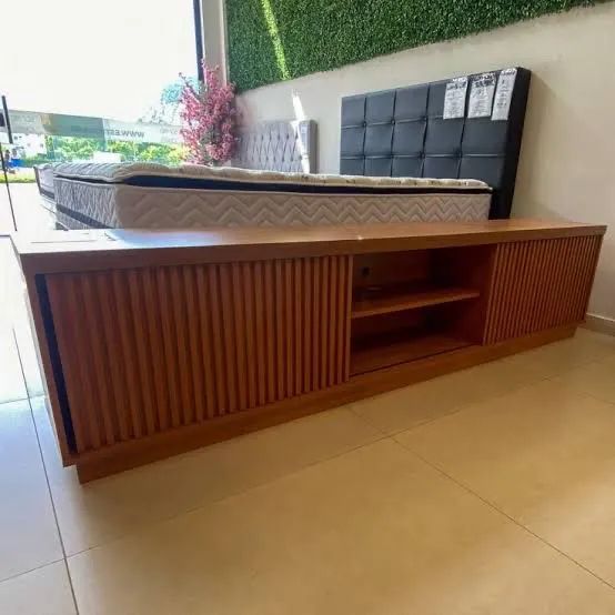Rack moderno com detalhes frisados