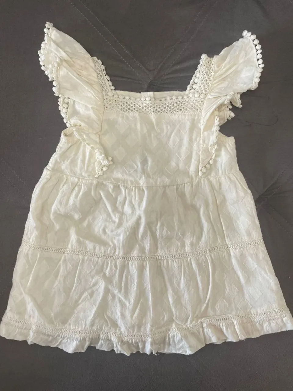 Vestido Infantil Branco com Detalhes Delicados