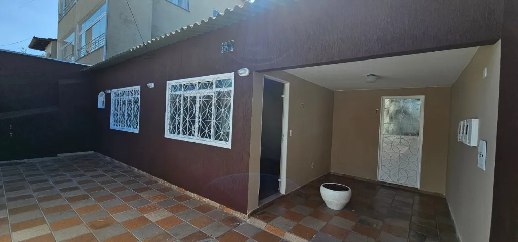 Aluga-se casa 3 quartos +DCE na QE 08 Guará I DF