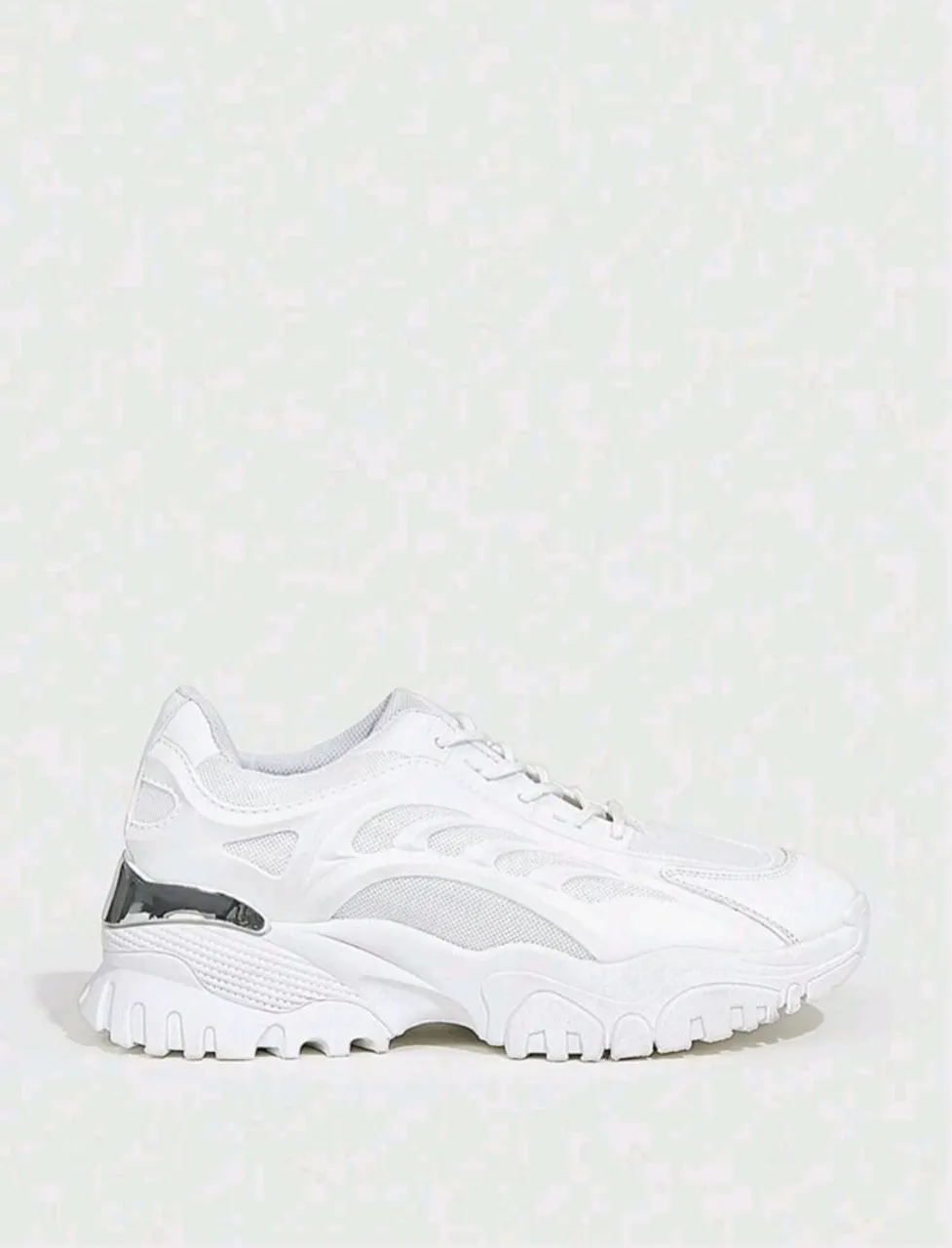 Tênis Chunky Branco com Detalhes Modernos